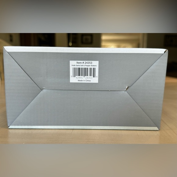 NIB - CW Home - Set of 2 Holly Santa Salt & Pepper Shakers - Picture 6 of 6